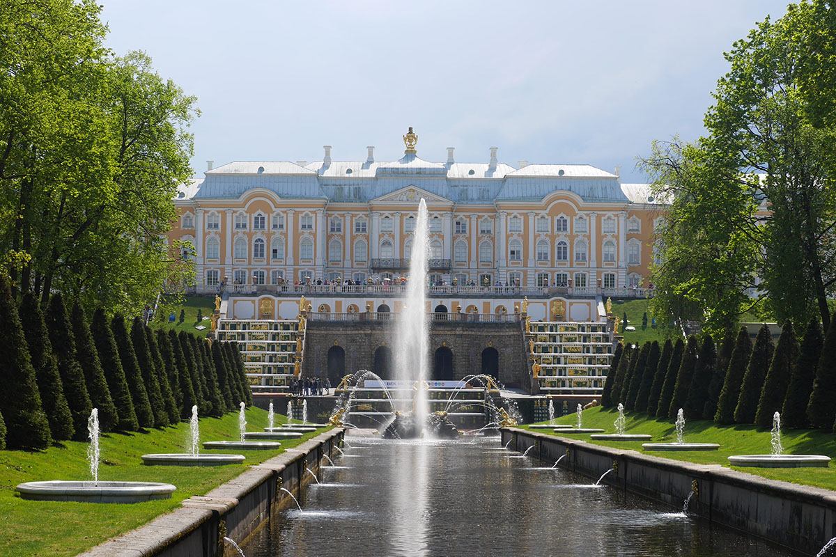 Петергоф в санкт петербурге. Петергофский дворец в Санкт-Петербурге. Петергоф (дворцово-парковый ансамбль). Петергоф дворец фонтаны. Петергоф большой дворец парк.