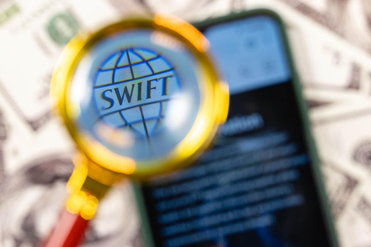 Система переводов SWIFT обладает жесткими кодами для работы с получателями денежных переводов