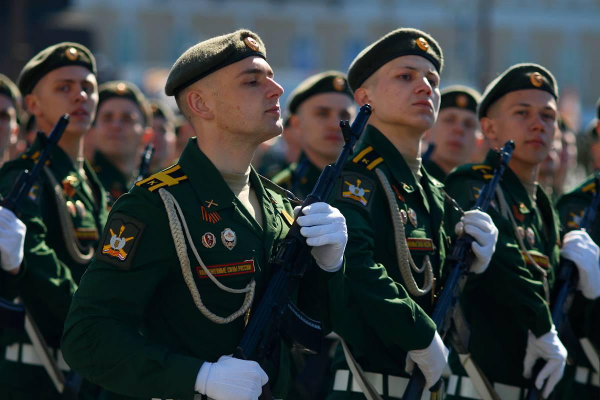 Военнослужащие и другие «силовики» получат по 15 000 рублей на руки