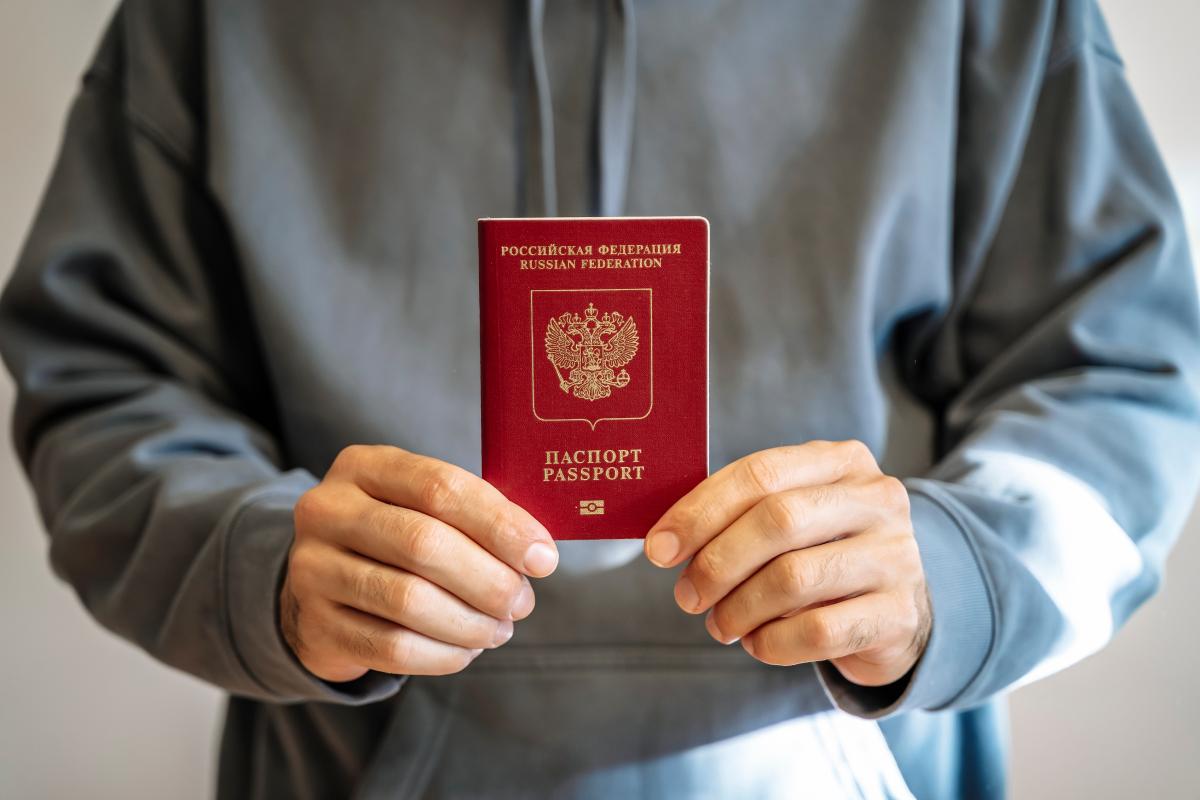обязан ли человек везде носить с собой паспорт